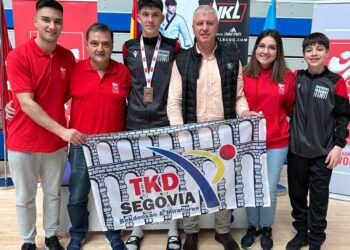 Marcos San Lorenzo, junto a los miembros del Miraflores-Bekdoosan tras lograr la medalla. / MIRAFLORES