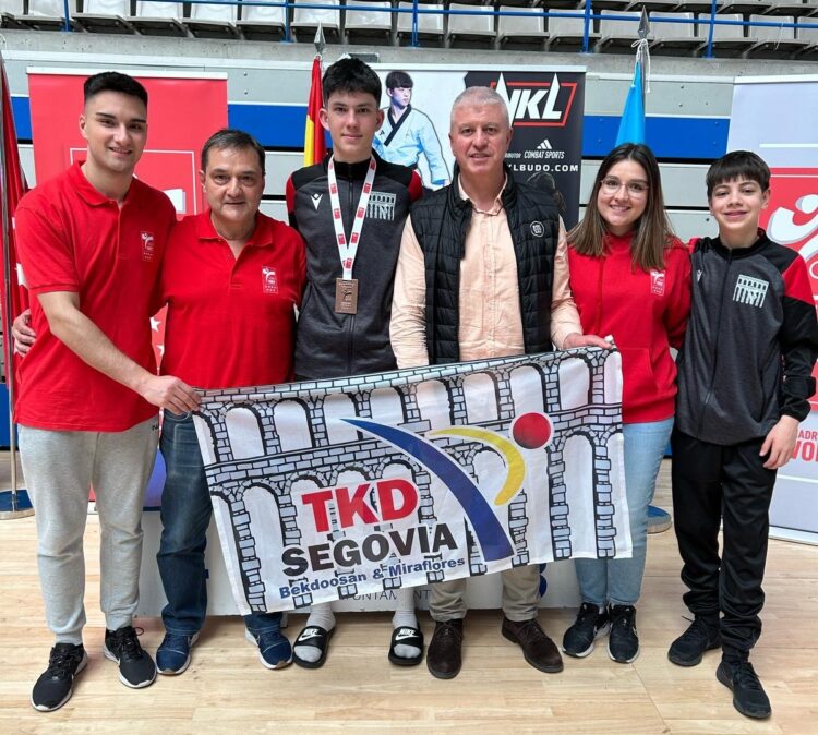 Marcos San Lorenzo, junto a los miembros del Miraflores-Bekdoosan tras lograr la medalla. / MIRAFLORES
