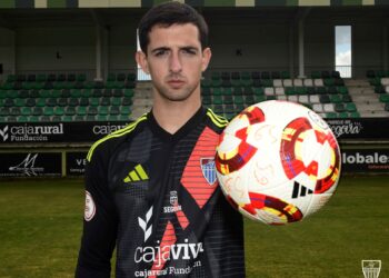 Dani Parra, durante su presentación como nuevo guardameta de la Gimnástica Segoviana./ JUAN MARTÍN-G. SEGOVIANA