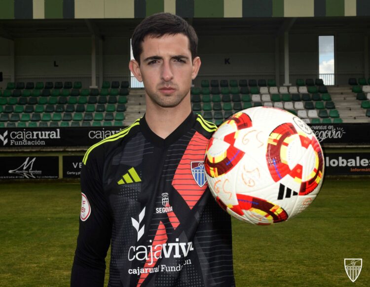 Dani Parra, durante su presentación como nuevo guardameta de la Gimnástica Segoviana./ JUAN MARTÍN-G. SEGOVIANA