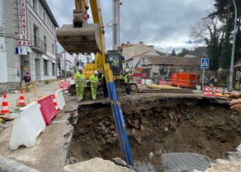 Aspecto que presentaba ayer el socavón de la N-6 a su paso por San Rafael.