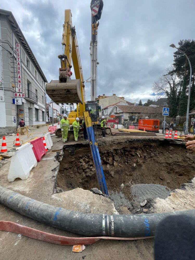 El sector del transporte pide que se quite el peaje de la AP-6 mientras dure el cierre de la carretera N-6 1 Aspecto que presentaba ayer el socavón de la N-6 a su paso por San Rafael.