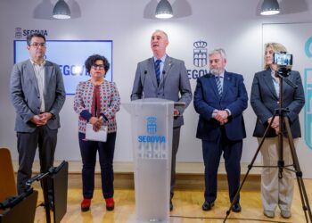 José Mazarías explica los detalles del acuerdo por los Presupuestos de 2025 acompañado de los concejales José Luis Horcajo, Rosalía Serrano, Alejandro González-Salamanca y May Escobar (FOTO: NACHO VALVERDE)