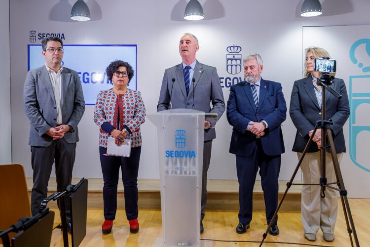 El apoyo a comercio local y polígonos, claves para el acuerdo que permitirá aprobar los Presupuestos 1 José Mazarías explica los detalles del acuerdo por los Presupuestos de 2025 acompañado de los concejales José Luis Horcajo, Rosalía Serrano, Alejandro González-Salamanca y May Escobar (FOTO: NACHO VALVERDE)