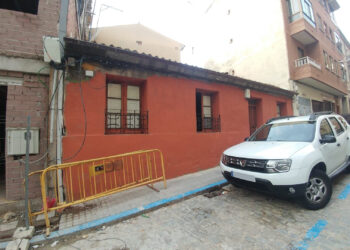 Imagen de una vivienda okupada en la calle Convento, cerca el edificio de la Telefónica en el barrio de Santa Eulalia de Segovia capital./ J.M.