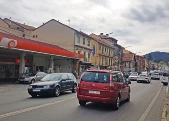 La Travesía de San Rafael, repleta de vehículos durante una jornada laboral./ E.A.