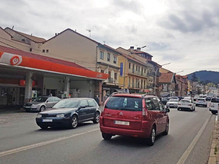 La Travesía de San Rafael, repleta de vehículos durante una jornada laboral./ E.A.