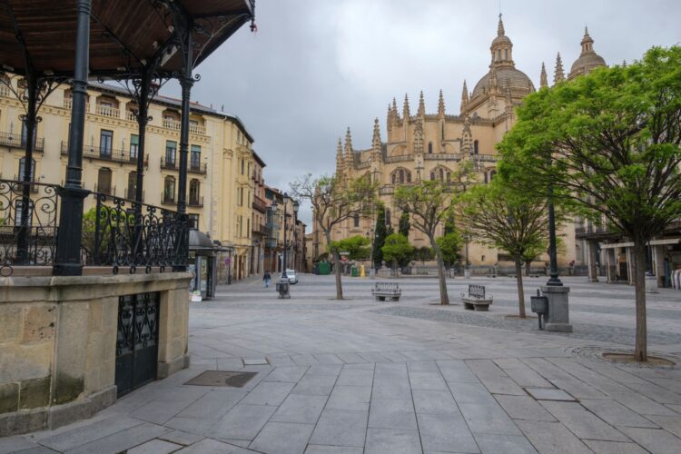 La nueva normativa no consigue terminar con los pisos turísticos ilegales 1 Imagen de la plaza Mayor de Segovia, uno de los puntos neurálgicos del turismo en la ciudad./ KAMARERO