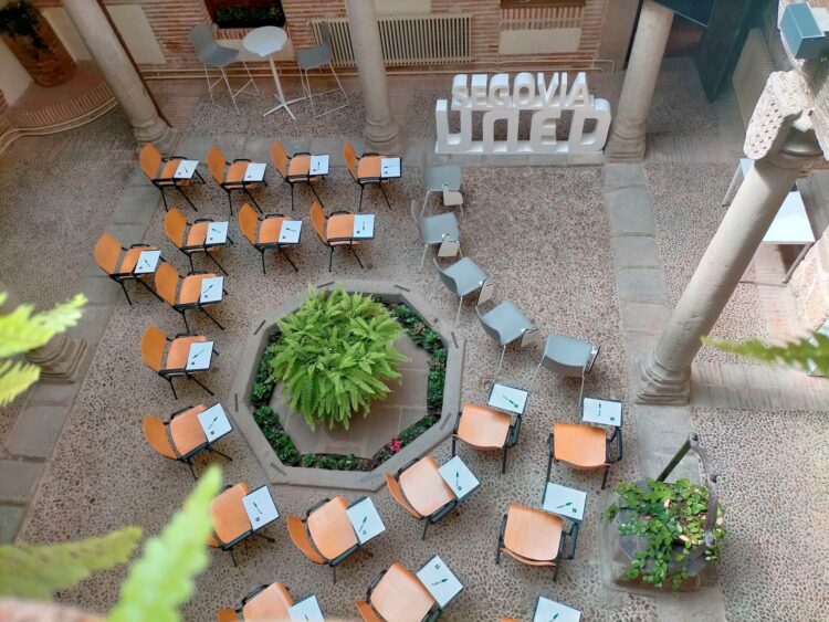 Más de 2.500 estudiantes confirman el crecimiento sostenido de la UNED en Segovia 1 Patio central de la sede del Centro Asociado de la UNED en Segovia, donde también se realizan actividades. /UNED