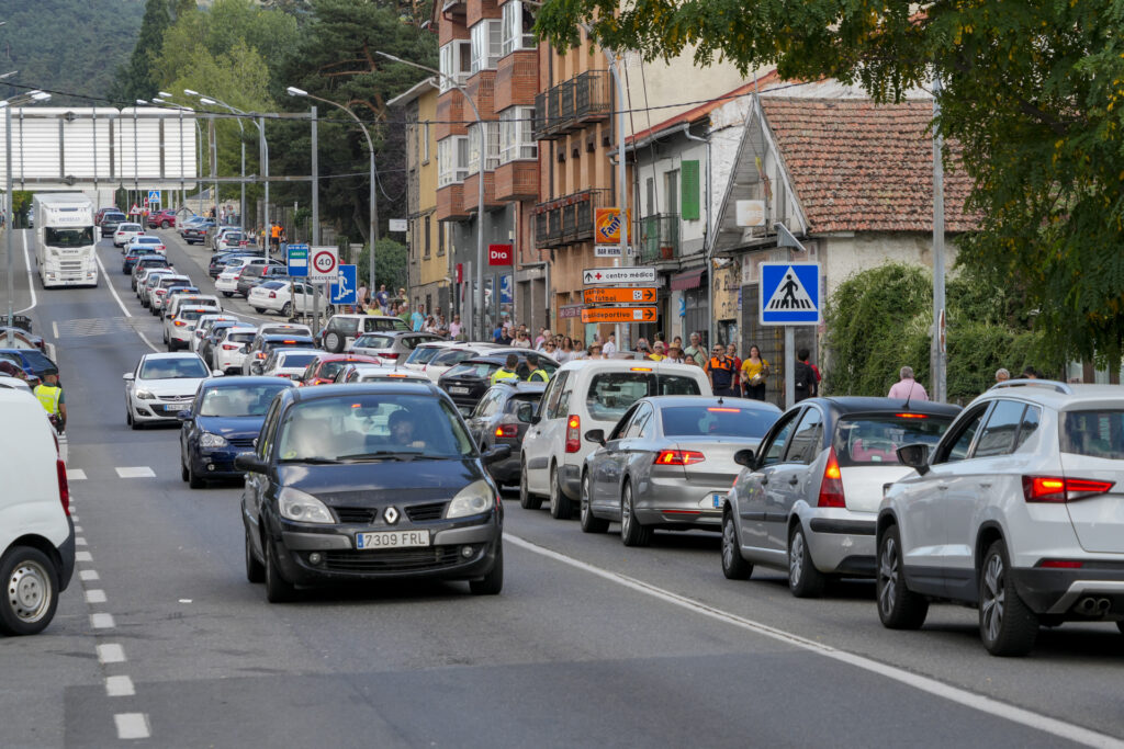 El sector del transporte pide que se quite el peaje de la AP-6 mientras dure el cierre de la carretera N-6 2 Tráfico que suele presentar la travesía de San Rafael en los días laborables.
