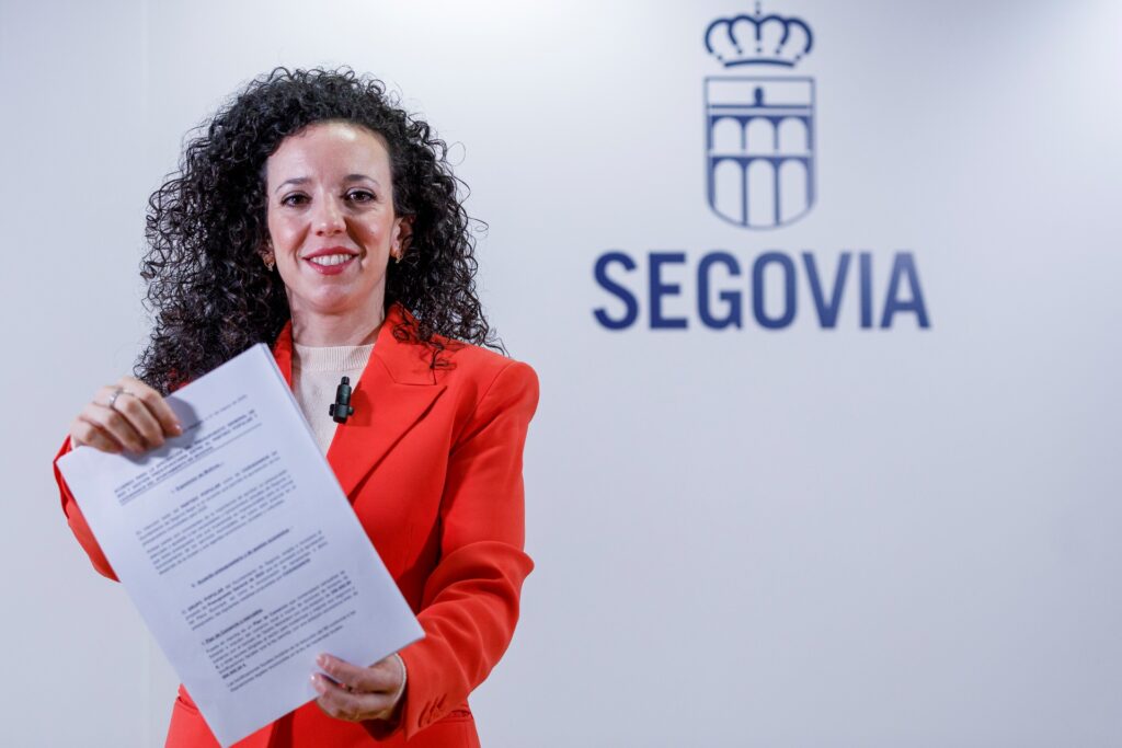 El apoyo a comercio local y polígonos, claves para el acuerdo que permitirá aprobar los Presupuestos 2 Noemí Otero posa con los documentos del acuerdo (FOTO: NACHO VALVERDE)