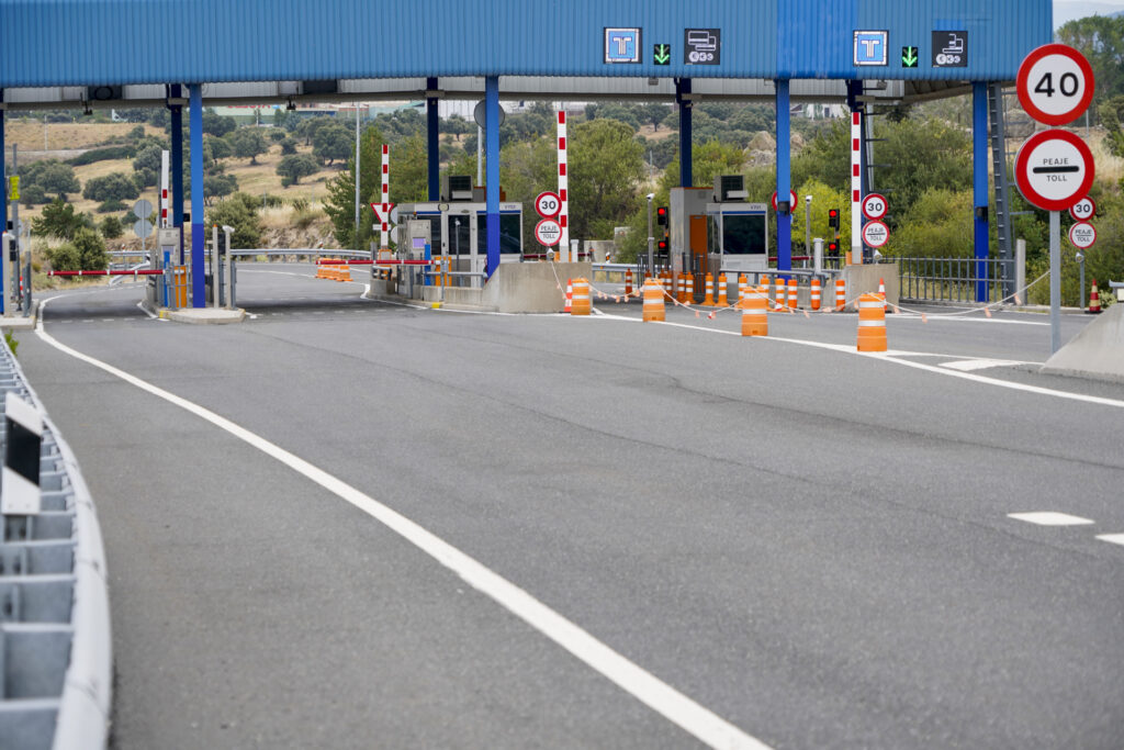 El sector del transporte pide que se quite el peaje de la AP-6 mientras dure el cierre de la carretera N-6 3 Puesto de peaje de la AP-6 en San Rafael.