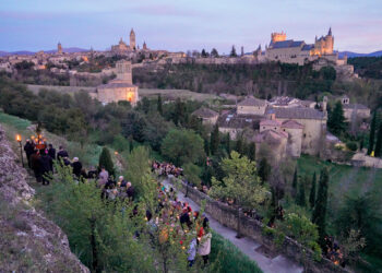 Barrio de San Marcos, con el Convento de los Padres Carmelitas, sobre el recinto amurallado, el Alcázar y la Catedral de Segovia./ E.A.