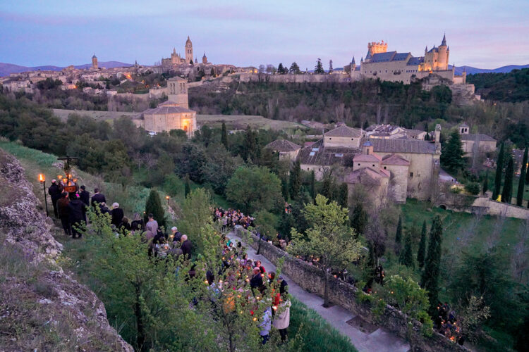 Las efemérides de Santa Teresa de Jesús 1 Barrio de San Marcos, con el Convento de los Padres Carmelitas, sobre el recinto amurallado, el Alcázar y la Catedral de Segovia./ E.A.
