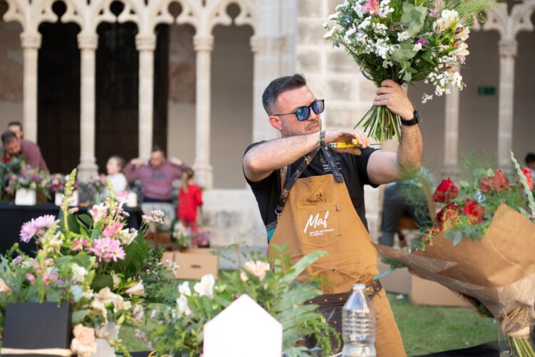 Uno de los participantes del certamen ‘Mejor Artesano Florista’ celebrado el año pasado en Jerez.
