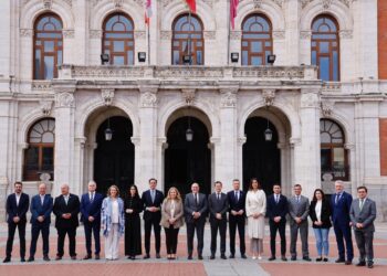 Foto de familia de los miembros de la asamblea.