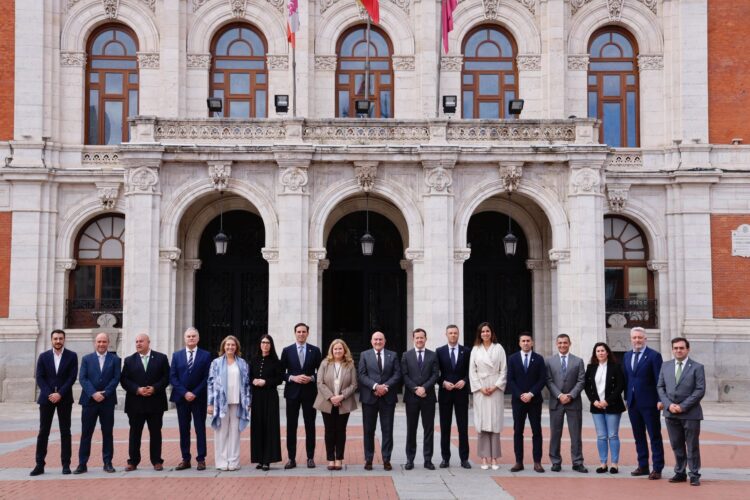 Foto de familia de los miembros de la asamblea.