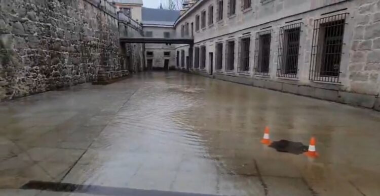 El agua entrando en la Casa de la Moneda. / E.A.