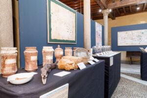 Varias piezas que se pueden ver en la exposición “La botica en las expediciones de Magallanes, Elcano y Pedrarias Dávila”.