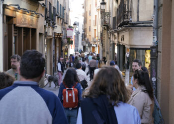 Turistas en la calle Real de Segovia./ E.A.