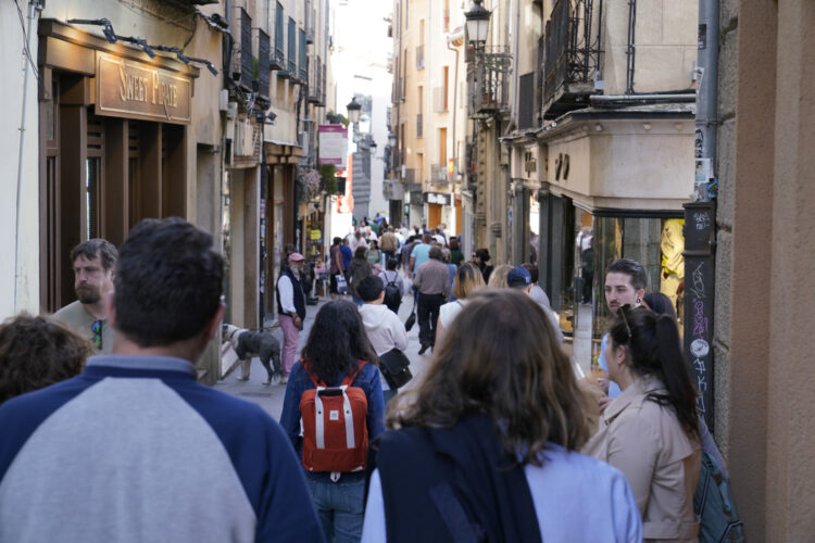 Turistas en la calle Real de Segovia./ E.A.