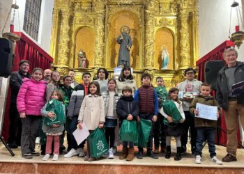 Los niños premiados en la V edición de ‘Dibuja nuestra Semana Santa’ posan con sus premios.