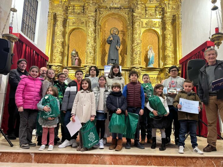 Los niños premiados en la V edición de ‘Dibuja nuestra Semana Santa’ posan con sus premios.