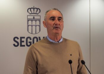 El alcalde de Segovia, José Mazarías, se dirige a los medios. / HÉCTOR CRIADO