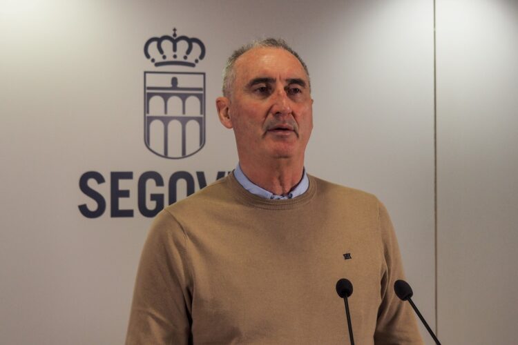 El alcalde de Segovia, José Mazarías, se dirige a los medios. / HÉCTOR CRIADO