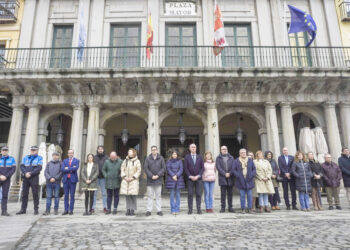 Minuto de silencio convocado en la puerta del Consistorio de Segovia por el 11-M. / HÉCTOR CRIADO