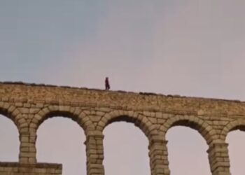 Imagen del hombre caminando sobre el Acueducto.