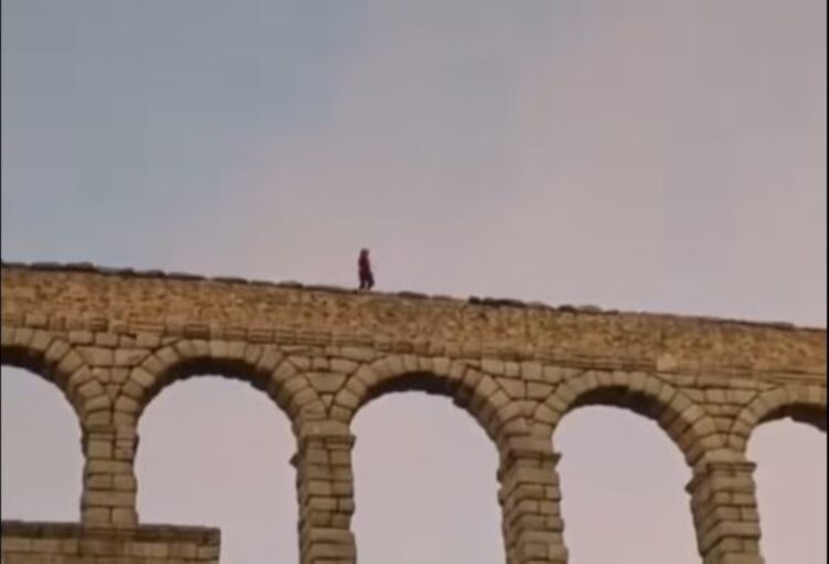 Un hombre se subió al canal del Acueducto durante la Media Maratón 1 Imagen del hombre caminando sobre el Acueducto.