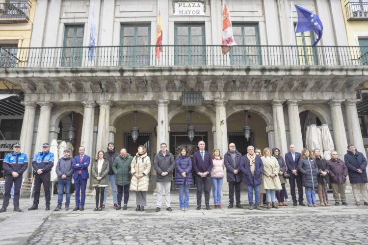 Minuto de silencio convocado en la puerta del Consistorio de Segovia por el 11-M. / HÉCTOR CRIADO