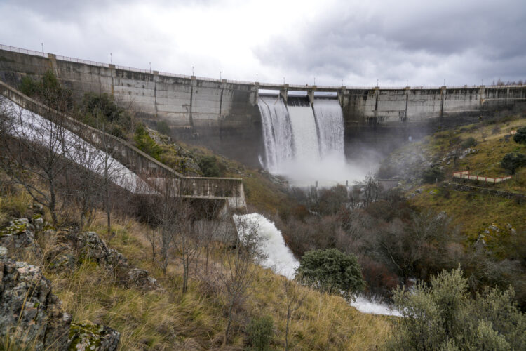 La crecida de los ríos mantiene en alerta a Segovia y la provincia 1 Imagen de la mañana de ayer en el embalse del Pontón. / E.A.