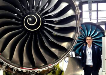 Antonio Tabanera, junto a uno de los motores que diseña para la Rolls Royce./ E.A.