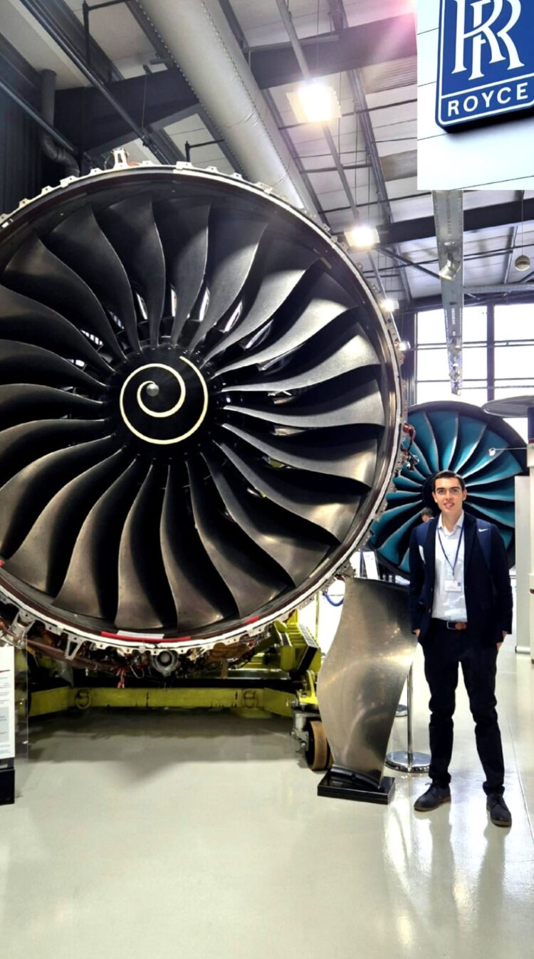 El cielo ya no es el límite 1 Antonio Tabanera, junto a uno de los motores que diseña para la Rolls Royce./ E.A.