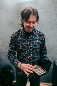 “La armónica es un instrumento mágico” 2 La armónica es un instrumento que se esconde entre las manos. Foto: Nacho Grassano