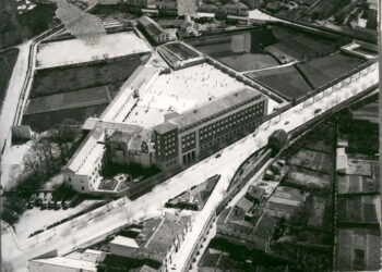 Fotografía aérea del año 1958. Vista del Colegio Padre Claret con la iglesia antigua de San Gabriel.