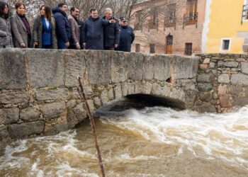 El presidente de la Junta, junto a diversos representantes institucionales en un puente de Ávila./ ICAL