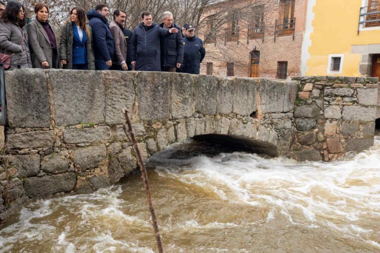 La Junta mantendrá el nivel 2 de INUNcyl en Ávila 1 El presidente de la Junta, junto a diversos representantes institucionales en un puente de Ávila./ ICAL