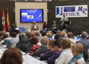 El director general de Desarrollo Rural se dirige a las presentes en el acto./ FEMUR