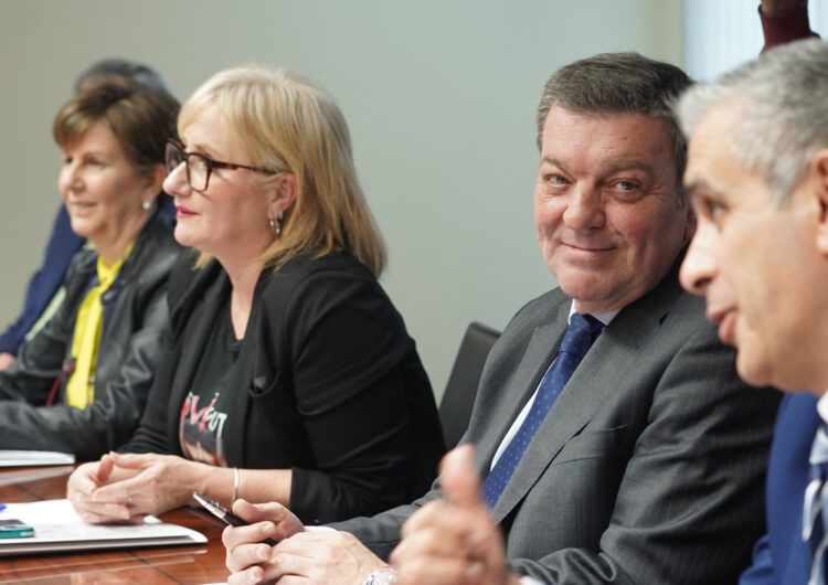 Junta, sindicatos y CEOE anuncian la firma de cuatro nuevos acuerdos 1 Leticia García y Luis Miguel González presiden la Comisión Permanente del Diálogo Social. / Rubén Cacho