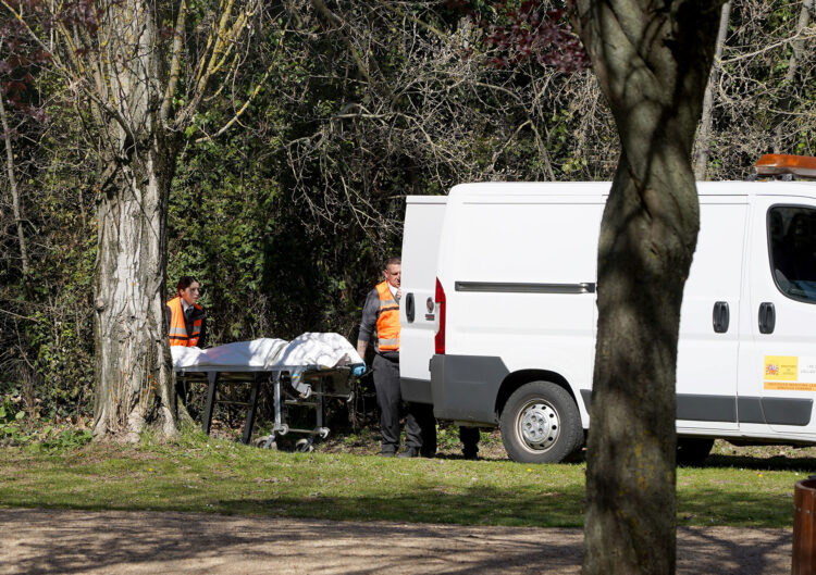 Hallan el cuerpo de un hombre ahogado en el Pisuerga 1 A la espera de su identificación, se descarta que sea el joven Alejandro Aranda, desaparecido la semana pasada en Valladolid. / Leticia Pérez