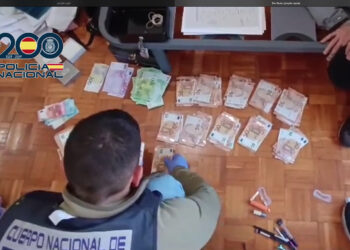 La policía libera a cuatro mujeres y detiene a cinco personas.