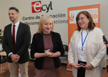 El Gerente del ECYL, la Consejera de Industria y la Directora de FSGCyL, ayer en Palencia. / Brágimo