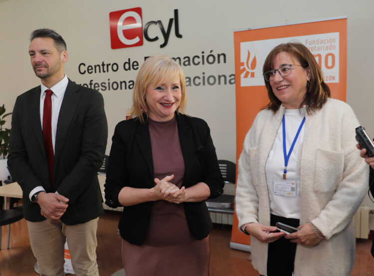 Un total de 544 personas encuentran empleo gracias a los programas de Secretariado Gitano 1 El Gerente del ECYL, la Consejera de Industria y la Directora de FSGCyL, ayer en Palencia. / Brágimo