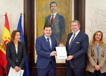 Isidoro J. Alanís hace entrega de un documento con 22 propuestas. / Miriam Chacón