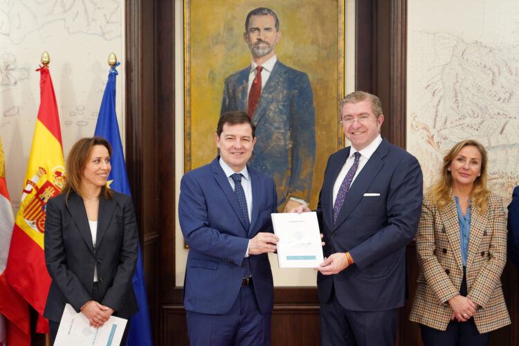 Isidoro J. Alanís hace entrega de un documento con 22 propuestas. / Miriam Chacón