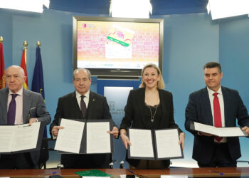 Firma del convenio para la promoción del Carné Joven Europeo en Castilla y León. / Rubén Cacho