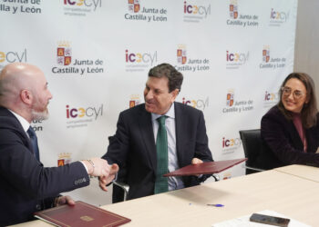 El presidente de la Asociación de la IGP Queso Castellano firma el acuerdo con los consejeros de Economía y de Agricultura. / Rubén Cacho